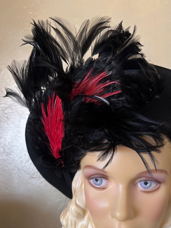 FABULOUS 1970\'s DESIGNER BLACK FELT WIDE BRIM HAT + RED/BLACK FEATHER SPRAY main image 5